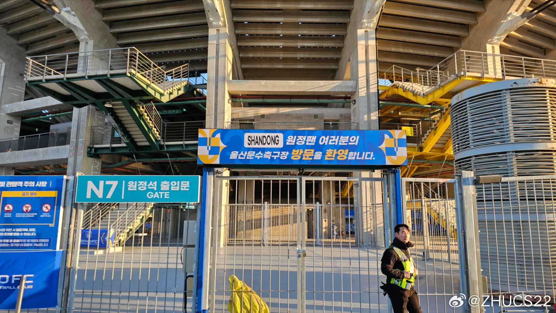 博主:蔚山現場(chǎng)工作人員、轉播車(chē)、安保在準備撤場(chǎng),場(chǎng)外一片安靜