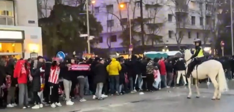  馬競球迷進(jìn)入伯納烏時(shí)向人群投擲雜物，導致安保對其進(jìn)行脫鞋檢查