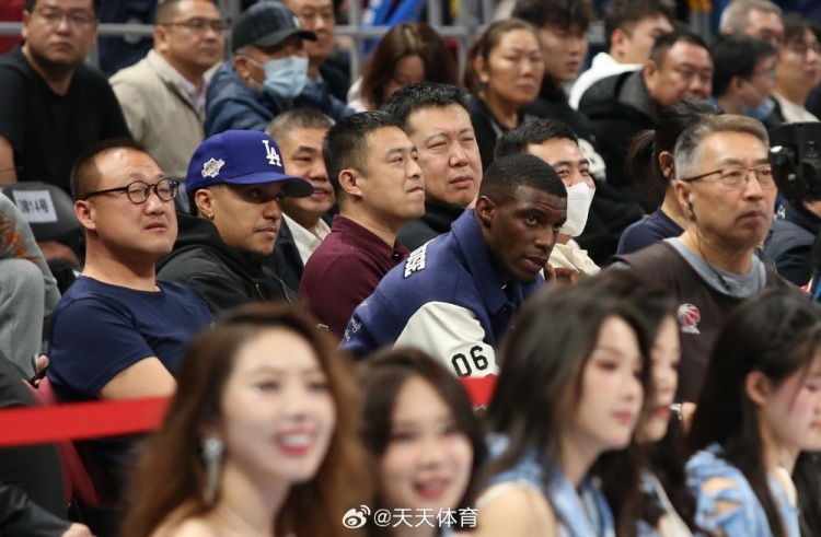  真籃球迷！國安外援法比奧攜玉昆外援科斯塔來(lái)到五棵松觀(guān)戰CBA