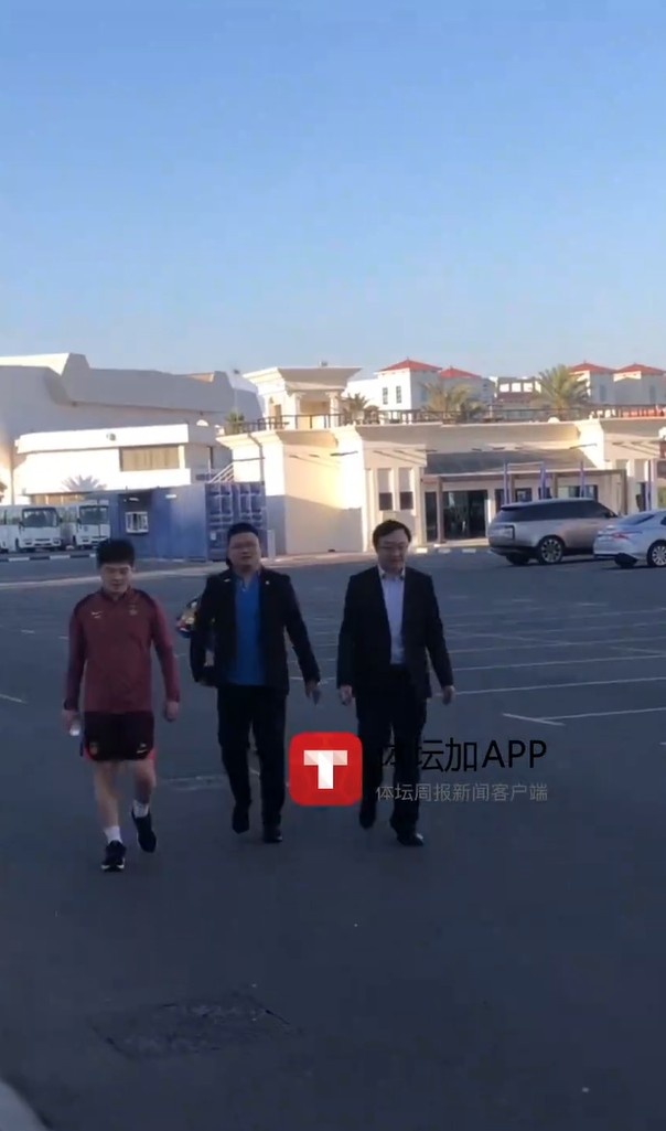 馬德興:迪拜領(lǐng)事館官員來(lái)到訓練場(chǎng)地看望國足