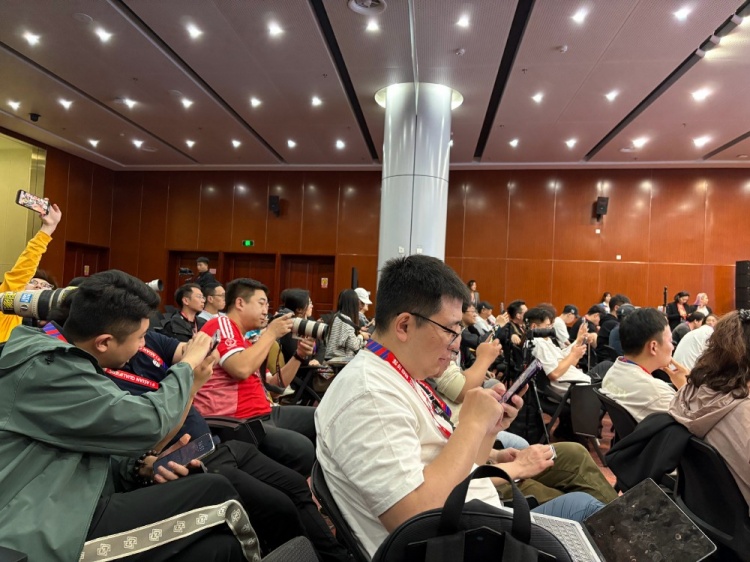 萬(wàn)眾矚目!記者擠滿(mǎn)國足賽前新聞發(fā)布廳,賽場(chǎng)記者預計超300人