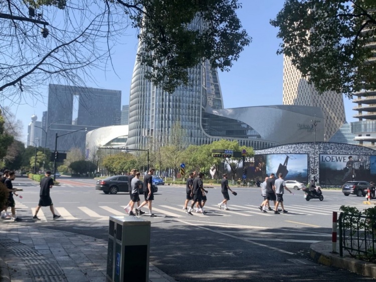 心態(tài)放松,有網(wǎng)友拍到澳大利亞隊早上在萬(wàn)象城citywalk