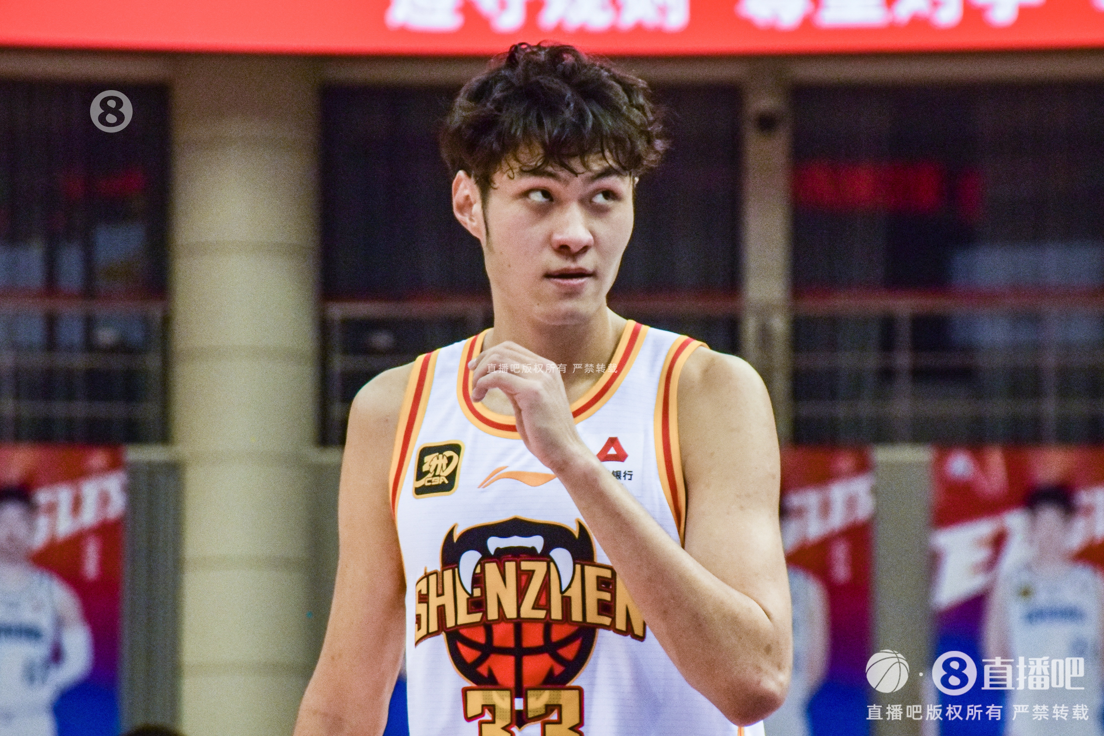  敢打敢拼！王浩然首節打滿(mǎn)12分鐘6中4拿到11分&上演反擊飛身劈扣